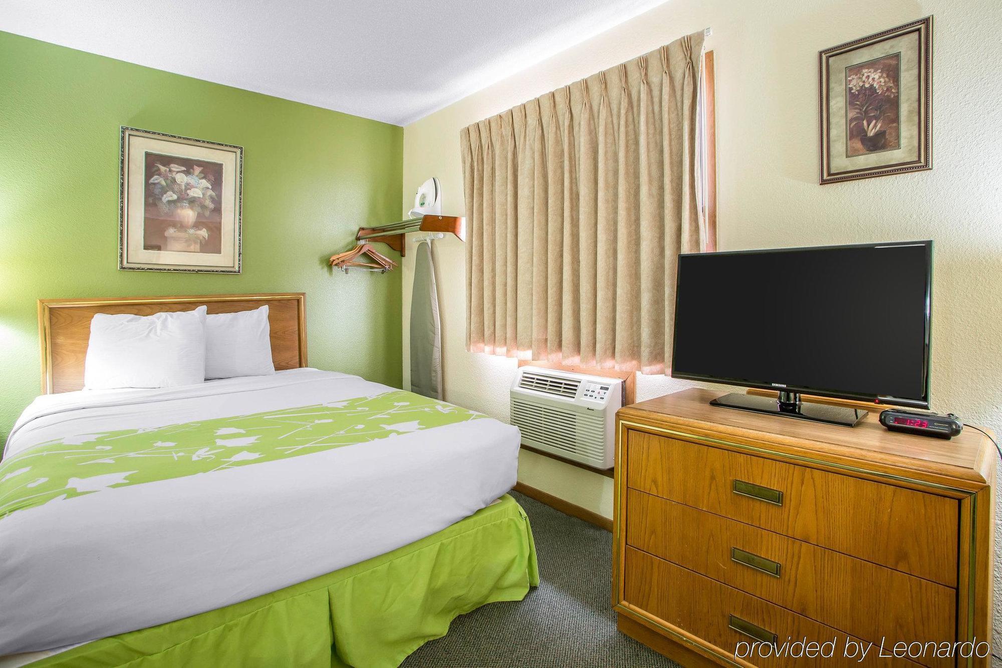 Econo Lodge Inn & Suites Dubuque Zewnętrze zdjęcie