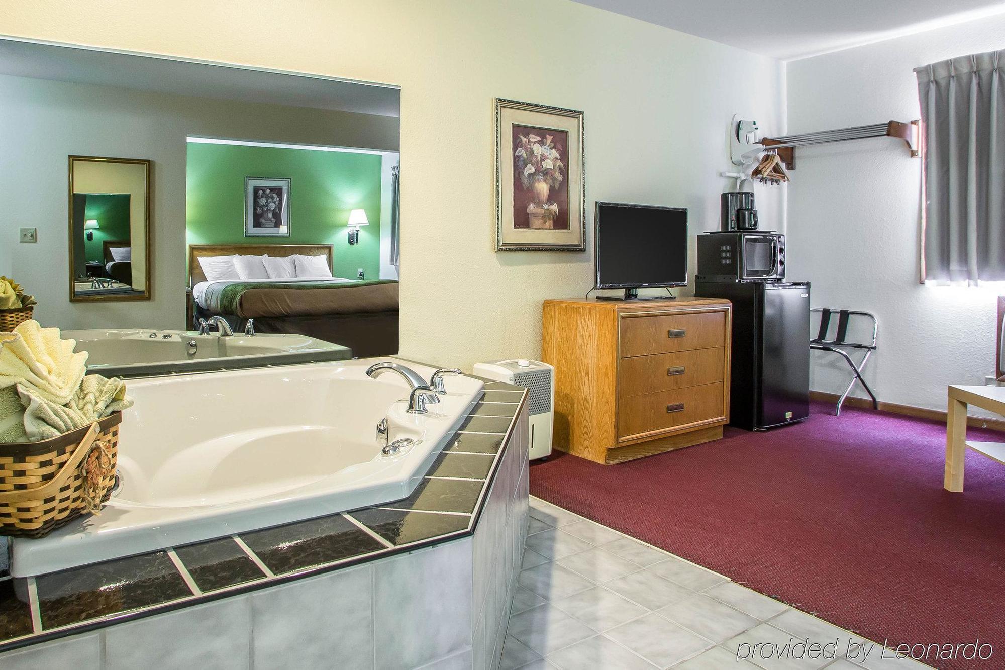 Econo Lodge Inn & Suites Dubuque Zewnętrze zdjęcie