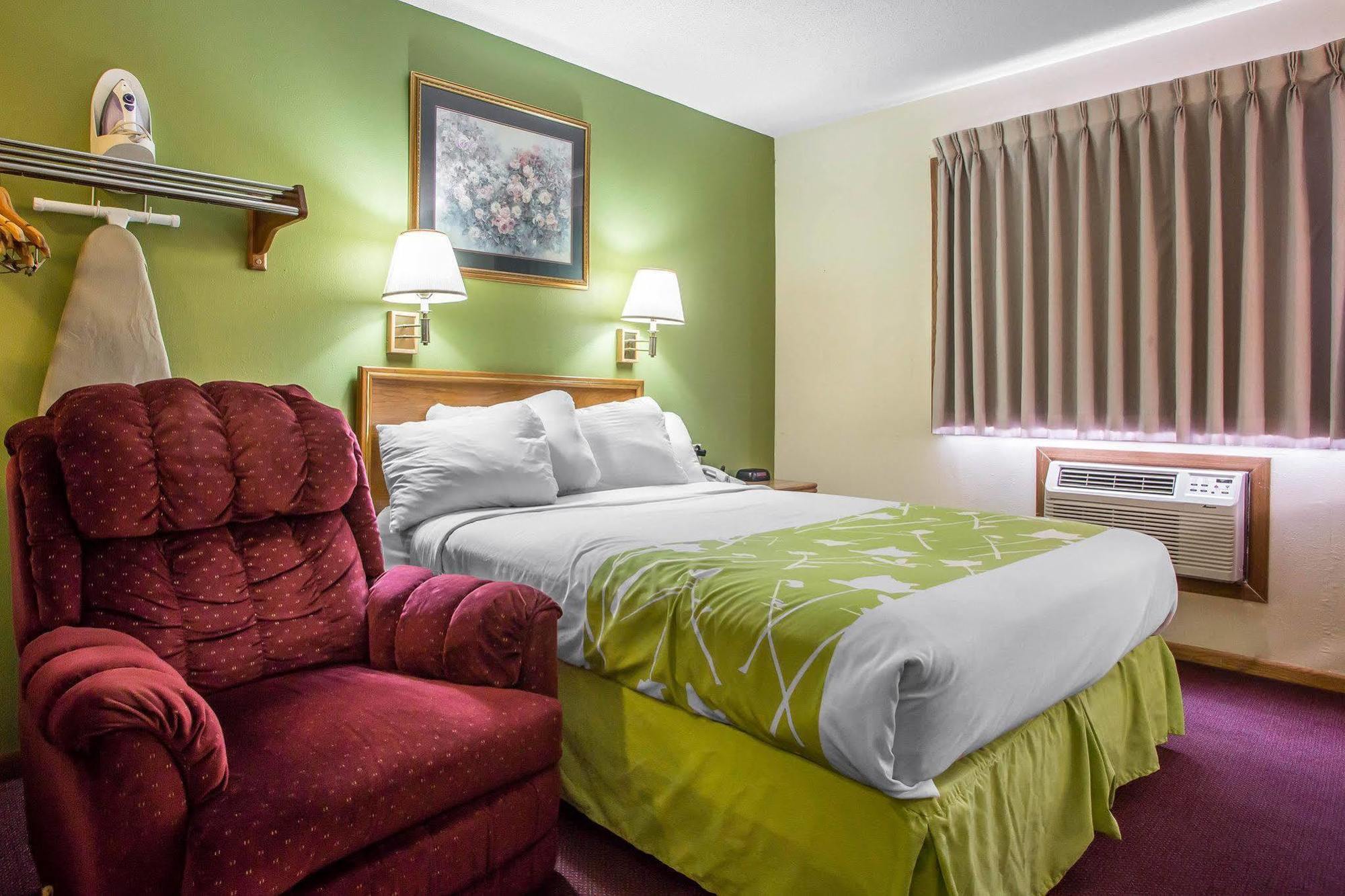 Econo Lodge Inn & Suites Dubuque Zewnętrze zdjęcie